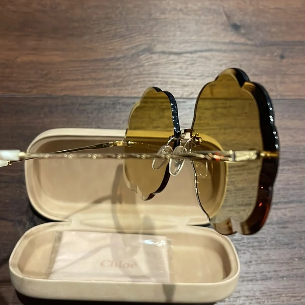 Chloe Oversized Scallops Sunglasses NWOT with Case and Cleaning Cloth